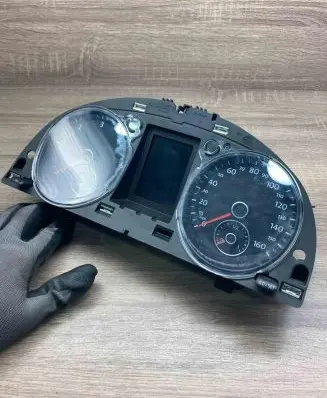 Volkswagen PASSAT B7 Speedometer (instrument cluster) 3AA920970A