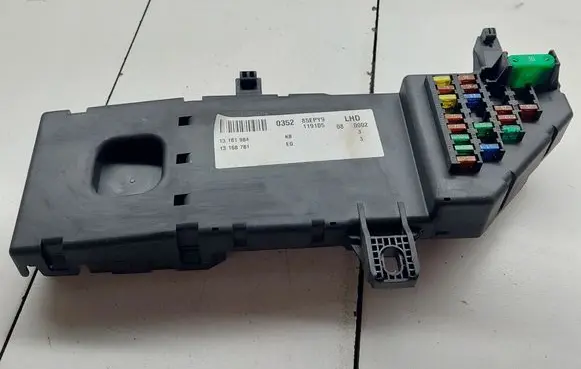 Opel Vectra C Fuse module 13181984 13168781