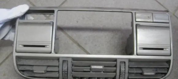 Nissan X-Trail T30 Dash center air vent grill 687508H900