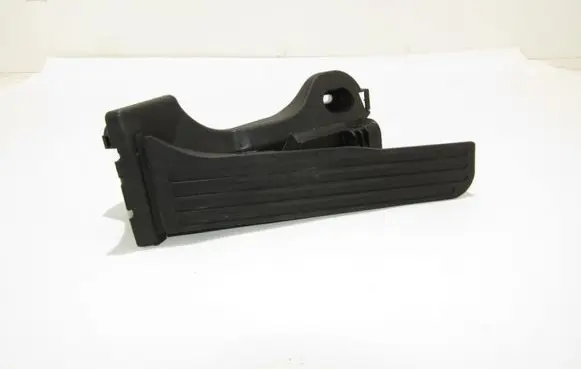 Accelerator throttle pedal