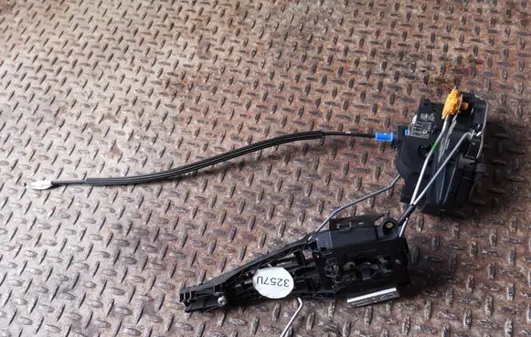 Opel Mokka Front door lock