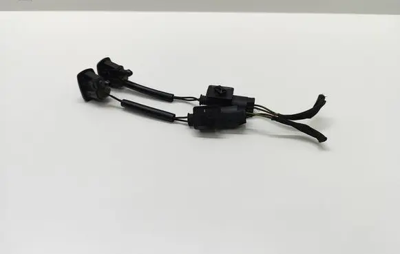 BMW 5 E60 E61 Windshield washer spray nozzle 7132969