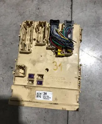 Toyota Auris E180 Fuse module 63583366 8273012X70A