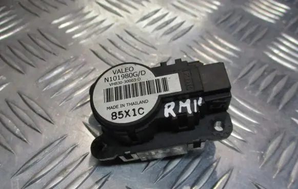 Renault Megane II Central body control module VHB30-30003-D