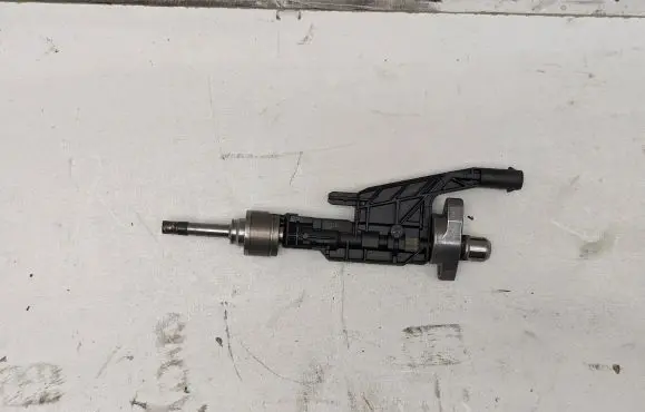 BMW 2 F46 Fuel injector 10213541 8656548