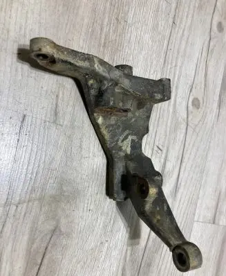 Engine mounting bracket