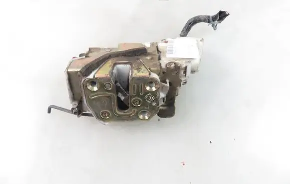 Nissan Navara D22 Front door lock 805525P013