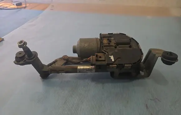 Volkswagen Golf Plus Front wiper linkage and motor 5M0955120A