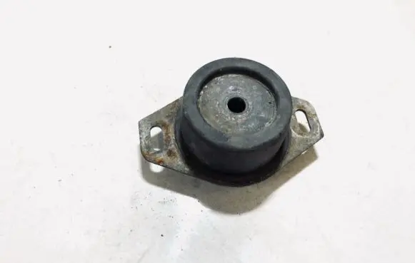 Peugeot 605 Engine mount bracket