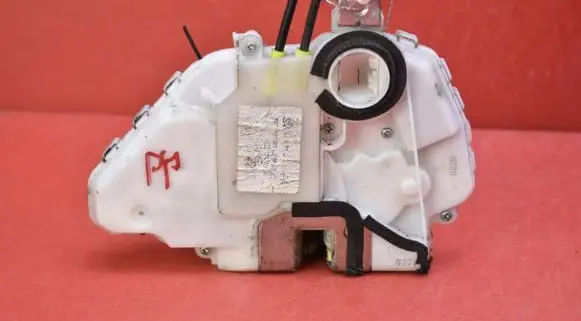 Honda CR-V Front door lock
