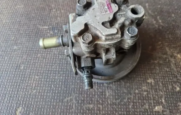 Mitsubishi L200 Power steering pump MR374897