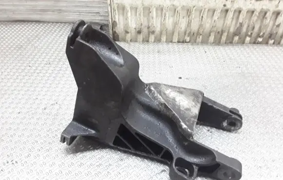 Volkswagen Transporter - Caravelle T5 Engine mounting bracket