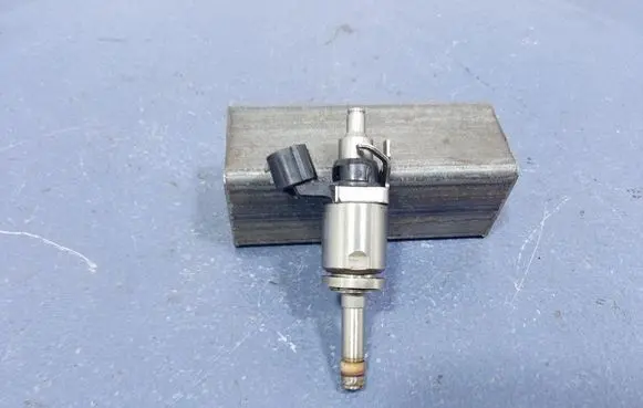 Mazda CX-5 Fuel injector PE13250B