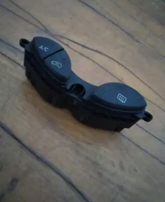 Ford Focus Windscreen/window heater switch 98AG19A945BF