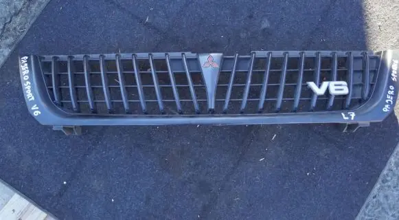 Mitsubishi Pajero Sport I Front bumper upper radiator grill MR221211