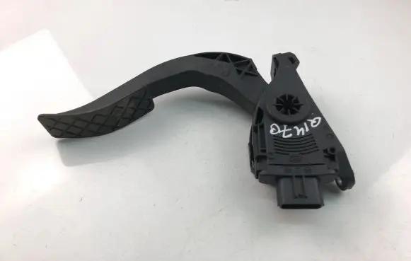 Audi A4 S4 B8 8K Accelerator throttle pedal bracket 8K1723523