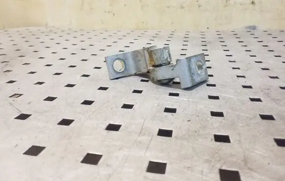 Volkswagen Polo V 6R Front door upper hinge 7N0831402