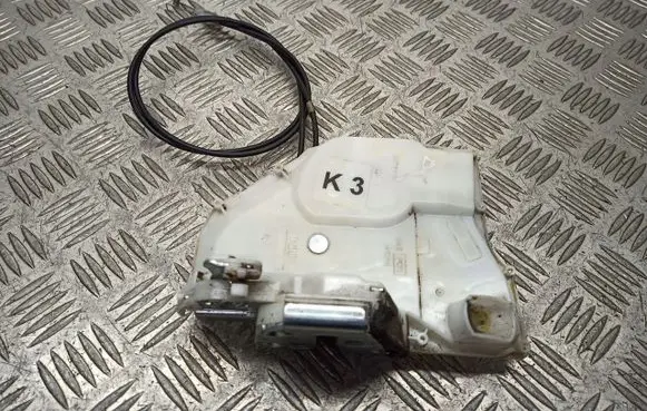 Suzuki Swift I Front door lock 