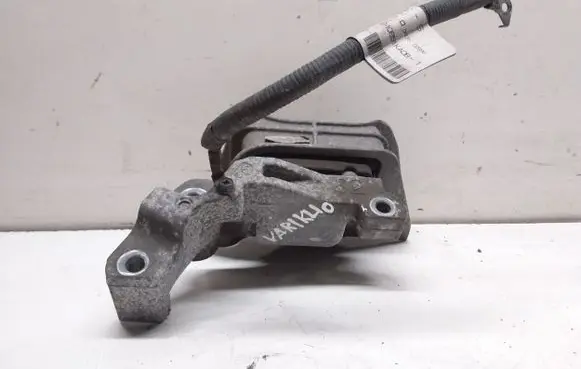 Nissan Juke I F15 Engine mount bracket