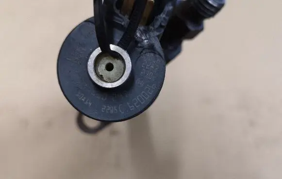 Peugeot 308 Fuel injector 0445110297