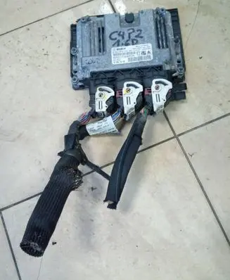 Citroen C4 II Engine control unit/module 9666729580 9808016480 0281030548