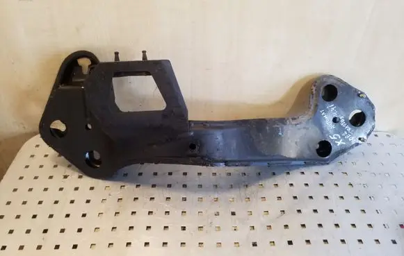 Gearbox mounting bracket