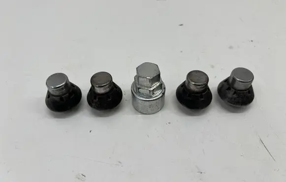 Mazda 3 Anti-theft wheel nuts and lock 
