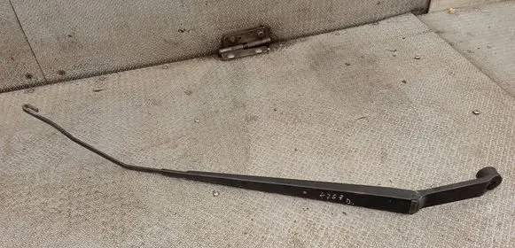 Suzuki SX4 Front wiper blade arm 