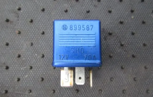 Volkswagen PASSAT B5 Other relay 8a0951253