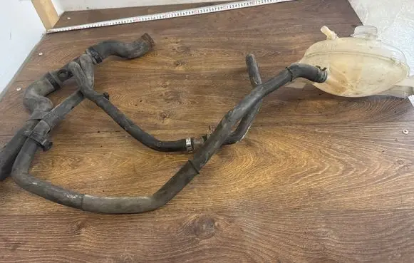 Engine coolant pipe/hose