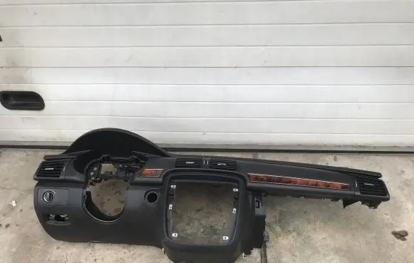 Mercedes-Benz R W251 Dashboard A2516800987 A2518600805