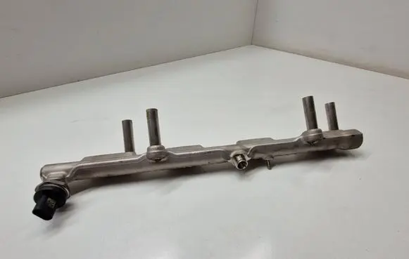 BMW 3 G20 G21 Fuel injector supply line/pipe 8665633