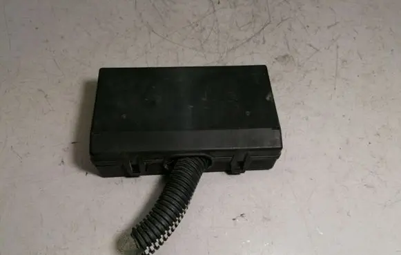 Peugeot 206 Fuse module 9610927380