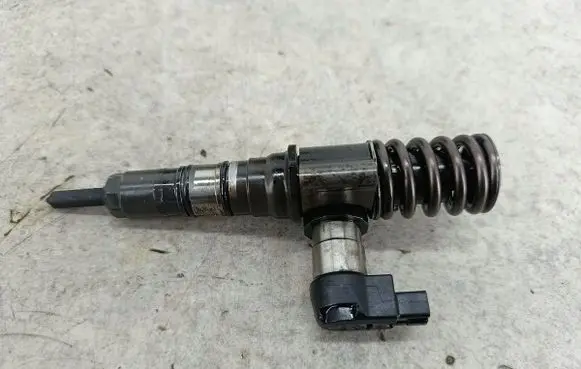 Volkswagen PASSAT B6 Fuel injector 03G130073D