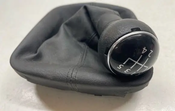 Volkswagen Golf V Gear lever shifter trim leather/knob