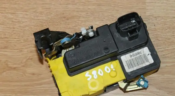Volvo S80 Front door lock 30663041