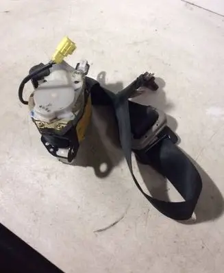 Lexus IS 200-300 Front seatbelt 353351
