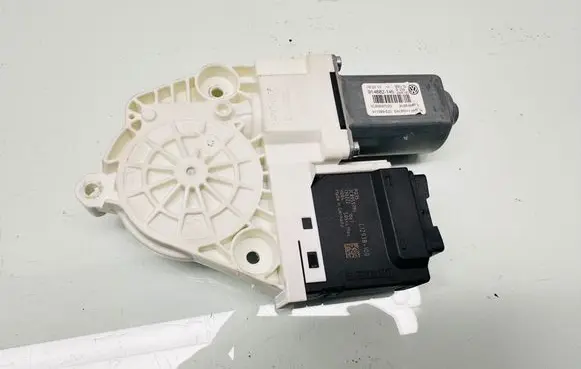 Volkswagen PASSAT CC Rear door window regulator motor 3C8959703D 3C8839461