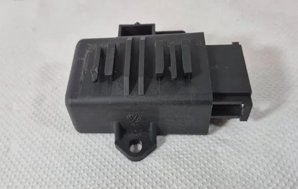 Volkswagen PASSAT B6 Seat heating relay 1K0959772