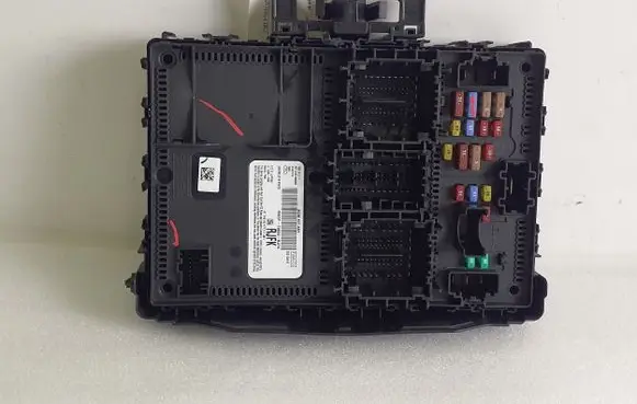 Ford Mustang Mach-E Fuse module F005VI9326 MU5T15604RJFK F005V19327