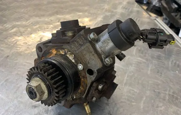 Nissan Qashqai Fuel injection high pressure pump 8200690744