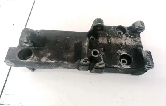 Volvo S40, V40 Engine mounting bracket 9135170