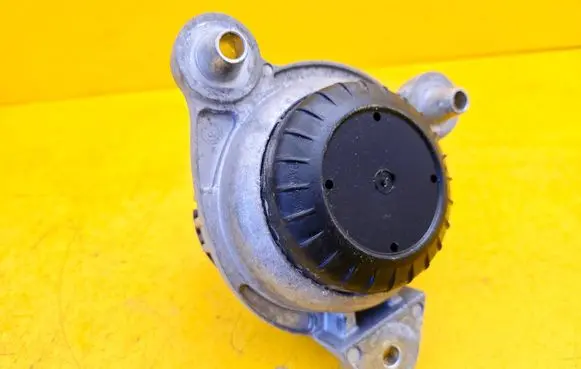 Mercedes-Benz V Class W447 Engine mount bracket A4472411213