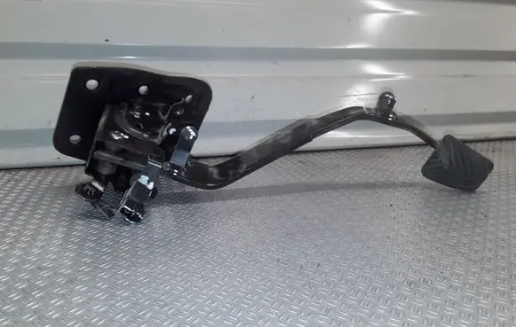 Mitsubishi Outlander Clutch pedal 