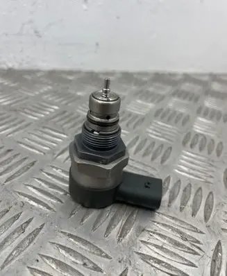 BMW 3 E90 E91 Fuel pressure regulator 0281002949 15569607