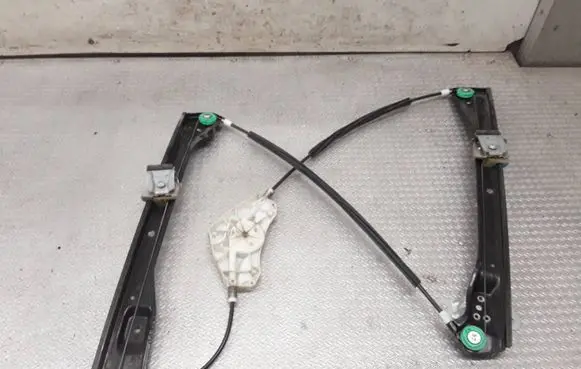 Volkswagen Jetta V Front window lifting mechanism without motor 