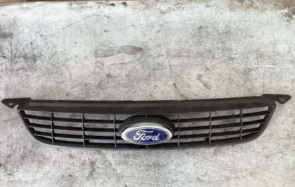 Ford Focus Front bumper upper radiator grill 8M5182001F