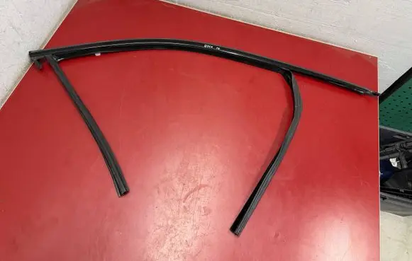 BMW X1 U11 Front door glass trim molding 9451554 51339451554 9451546
