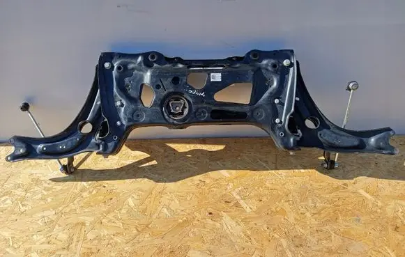 Volkswagen Golf III Engine mounting bracket 