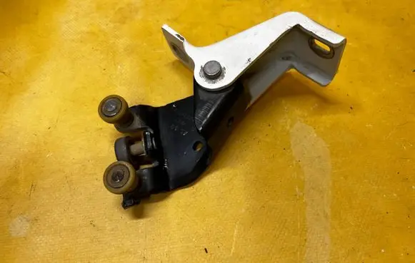 Dacia Dokker Sliding door middle roller runner 824A65571R
